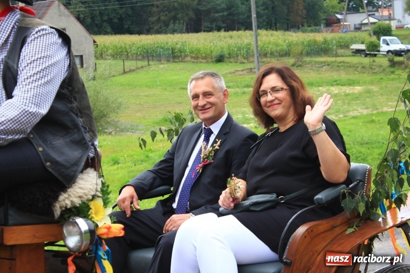 Zdjęcie w galerii na portalu naszraciborz.pl: Niebiańska szkoła, biuro ochrony dożynek i kobylskie leniuchy na dożynkach w Rzuchowie wiadomości z regionu