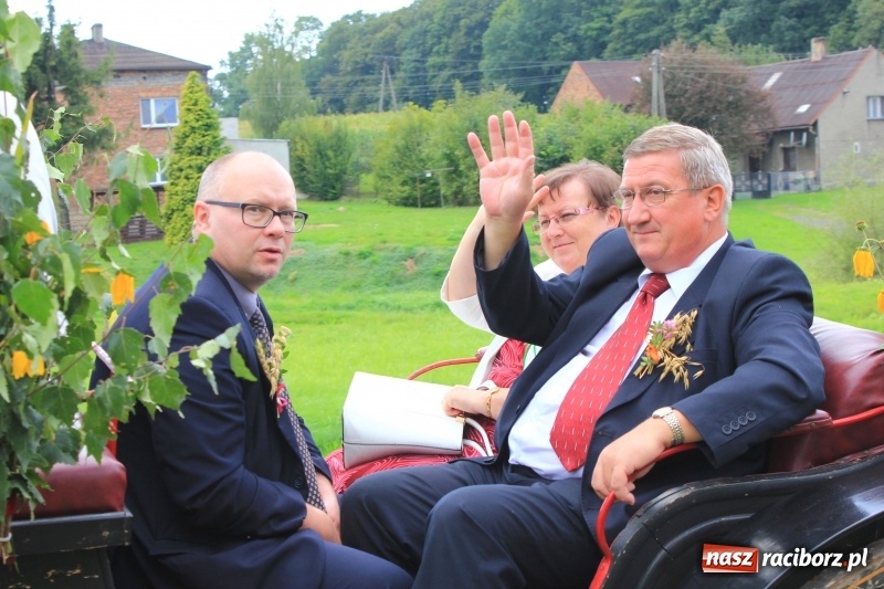 Zdjęcie w galerii na portalu naszraciborz.pl: Niebiańska szkoła, biuro ochrony dożynek i kobylskie leniuchy na dożynkach w Rzuchowie wiadomości z regionu