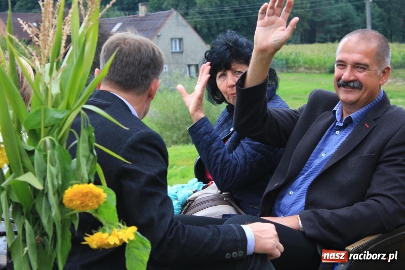 Zdjęcie w galerii na portalu naszraciborz.pl: Niebiańska szkoła, biuro ochrony dożynek i kobylskie leniuchy na dożynkach w Rzuchowie wiadomości z regionu