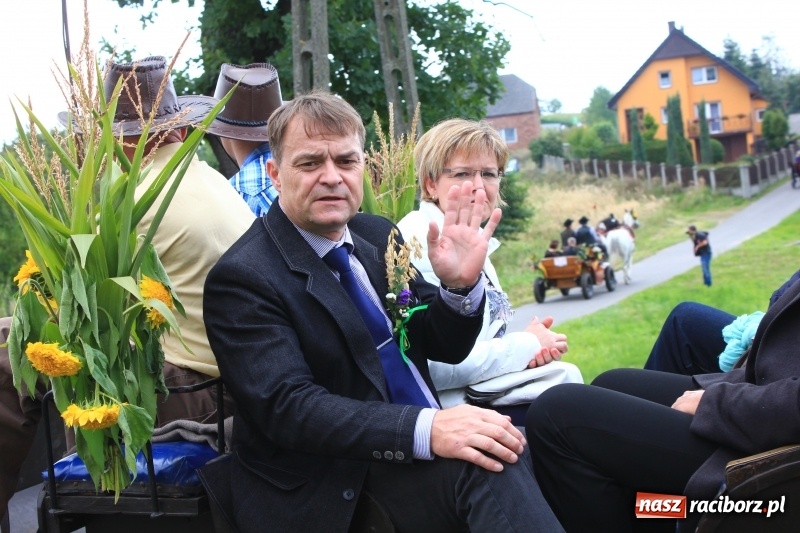 Zdjęcie w galerii na portalu naszraciborz.pl: Niebiańska szkoła, biuro ochrony dożynek i kobylskie leniuchy na dożynkach w Rzuchowie wiadomości z regionu