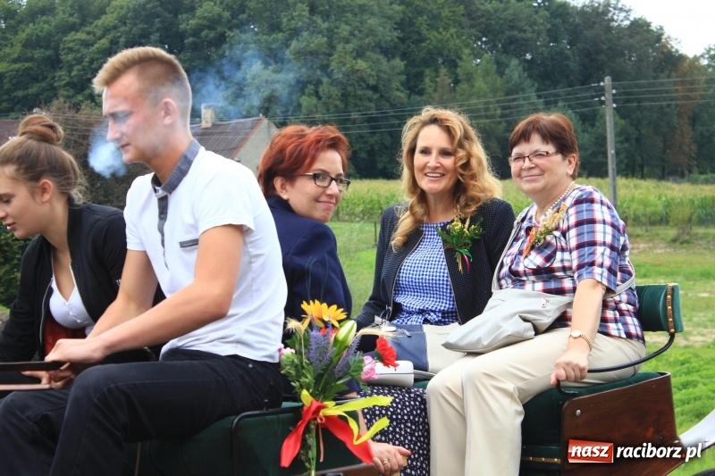 Zdjęcie w galerii na portalu naszraciborz.pl: Niebiańska szkoła, biuro ochrony dożynek i kobylskie leniuchy na dożynkach w Rzuchowie wiadomości z regionu