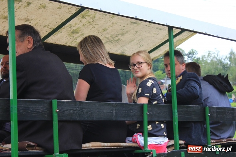 Zdjęcie w galerii na portalu naszraciborz.pl: Niebiańska szkoła, biuro ochrony dożynek i kobylskie leniuchy na dożynkach w Rzuchowie wiadomości z regionu