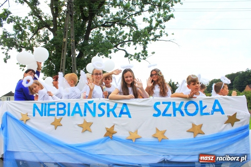 Zdjęcie w galerii na portalu naszraciborz.pl: Niebiańska szkoła, biuro ochrony dożynek i kobylskie leniuchy na dożynkach w Rzuchowie wiadomości z regionu