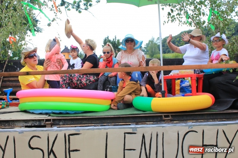 Zdjęcie w galerii na portalu naszraciborz.pl: Niebiańska szkoła, biuro ochrony dożynek i kobylskie leniuchy na dożynkach w Rzuchowie wiadomości z regionu