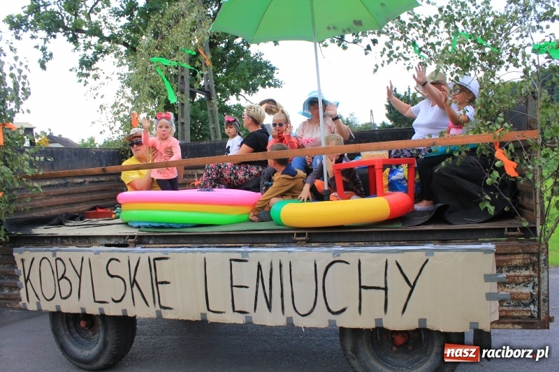 Zdjęcie w galerii na portalu naszraciborz.pl: Niebiańska szkoła, biuro ochrony dożynek i kobylskie leniuchy na dożynkach w Rzuchowie wiadomości z regionu