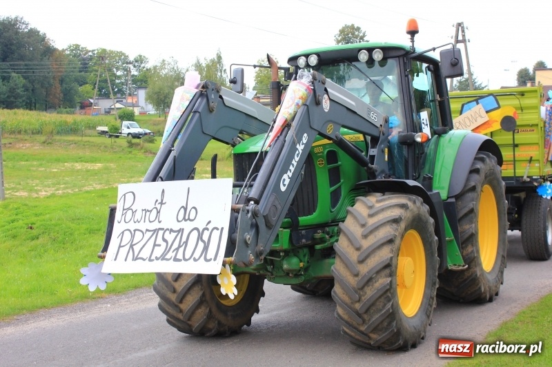 Zdjęcie w galerii na portalu naszraciborz.pl: Niebiańska szkoła, biuro ochrony dożynek i kobylskie leniuchy na dożynkach w Rzuchowie wiadomości z regionu