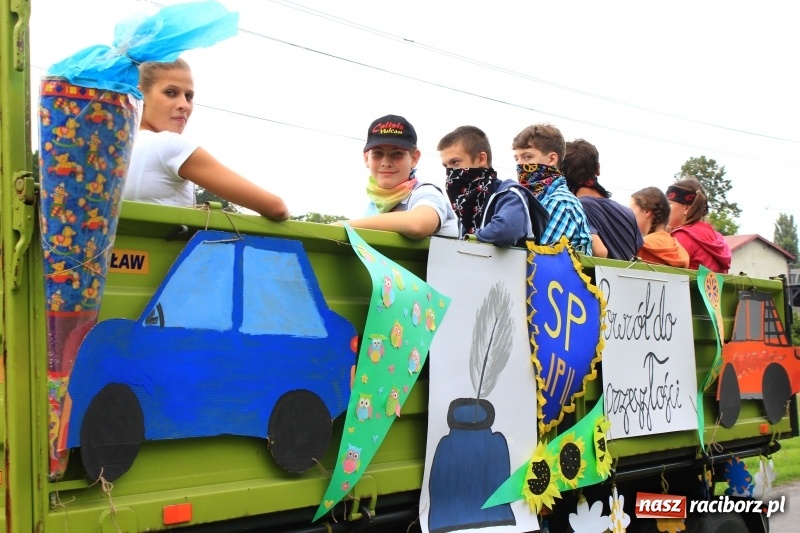 Zdjęcie w galerii na portalu naszraciborz.pl: Niebiańska szkoła, biuro ochrony dożynek i kobylskie leniuchy na dożynkach w Rzuchowie wiadomości z regionu