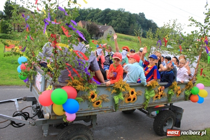 Zdjęcie w galerii na portalu naszraciborz.pl: Niebiańska szkoła, biuro ochrony dożynek i kobylskie leniuchy na dożynkach w Rzuchowie wiadomości z regionu