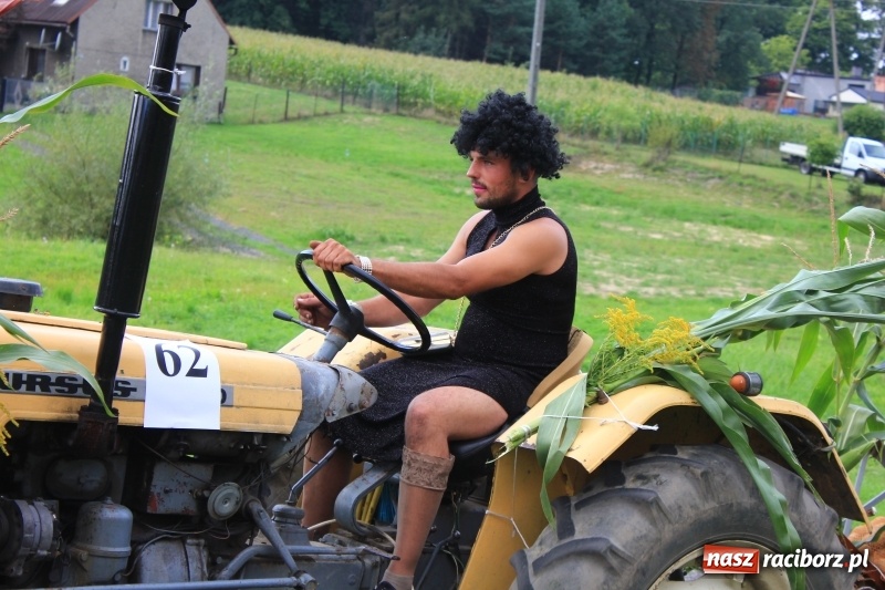 Zdjęcie w galerii na portalu naszraciborz.pl: Niebiańska szkoła, biuro ochrony dożynek i kobylskie leniuchy na dożynkach w Rzuchowie wiadomości z regionu