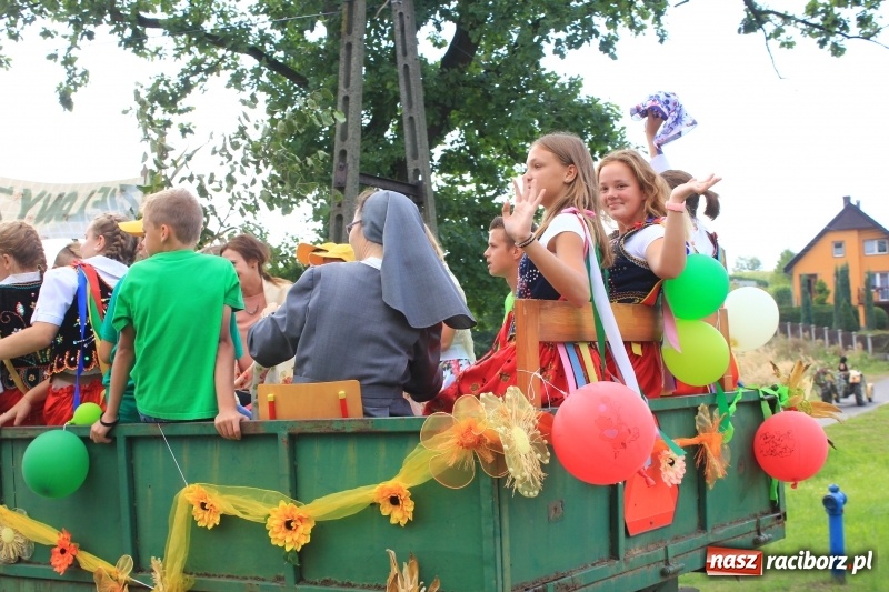 Zdjęcie w galerii na portalu naszraciborz.pl: Niebiańska szkoła, biuro ochrony dożynek i kobylskie leniuchy na dożynkach w Rzuchowie wiadomości z regionu