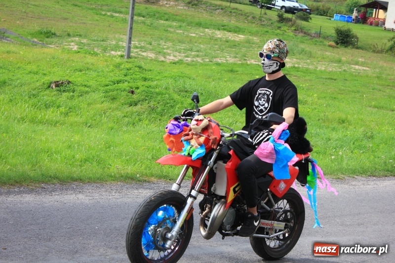 Zdjęcie w galerii na portalu naszraciborz.pl: Niebiańska szkoła, biuro ochrony dożynek i kobylskie leniuchy na dożynkach w Rzuchowie wiadomości z regionu