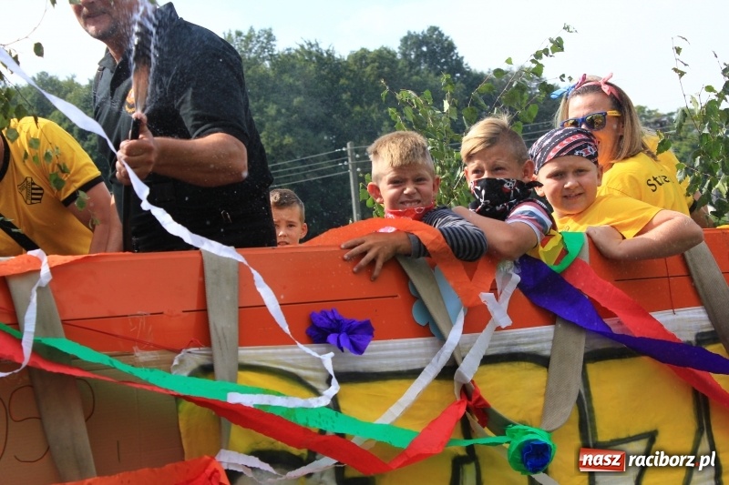 Zdjęcie w galerii na portalu naszraciborz.pl: Niebiańska szkoła, biuro ochrony dożynek i kobylskie leniuchy na dożynkach w Rzuchowie wiadomości z regionu