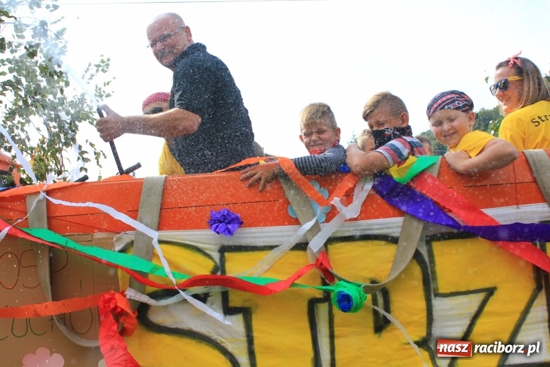 Zdjęcie w galerii na portalu naszraciborz.pl: Niebiańska szkoła, biuro ochrony dożynek i kobylskie leniuchy na dożynkach w Rzuchowie wiadomości z regionu