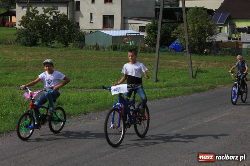 Zdjęcie w galerii na portalu naszraciborz.pl: Niebiańska szkoła, biuro ochrony dożynek i kobylskie leniuchy na dożynkach w Rzuchowie wiadomości z regionu