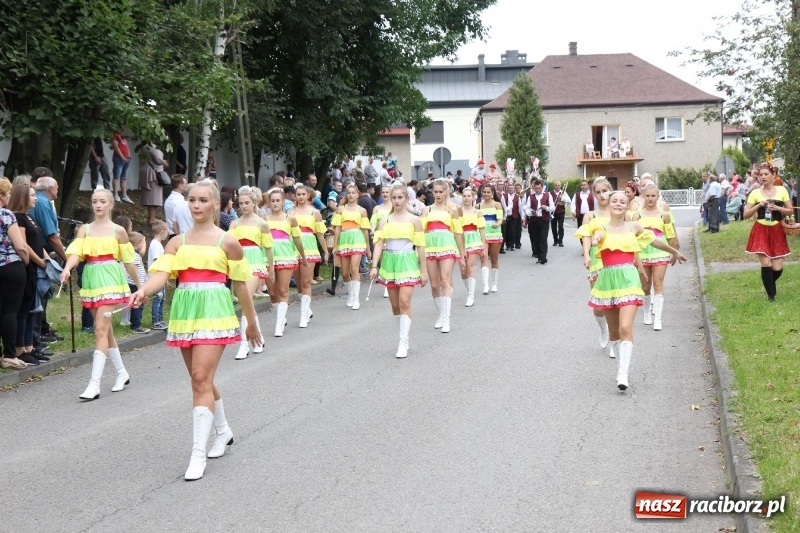 Zdjęcie w galerii na portalu naszraciborz.pl: U sąsiadów. Potężny korowód dożynkowy w Syryni wiadomości z regionu