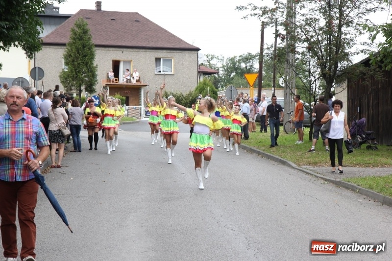 Zdjęcie w galerii na portalu naszraciborz.pl: U sąsiadów. Potężny korowód dożynkowy w Syryni wiadomości z regionu