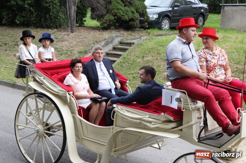 Zdjęcie w galerii na portalu naszraciborz.pl: U sąsiadów. Potężny korowód dożynkowy w Syryni wiadomości z regionu