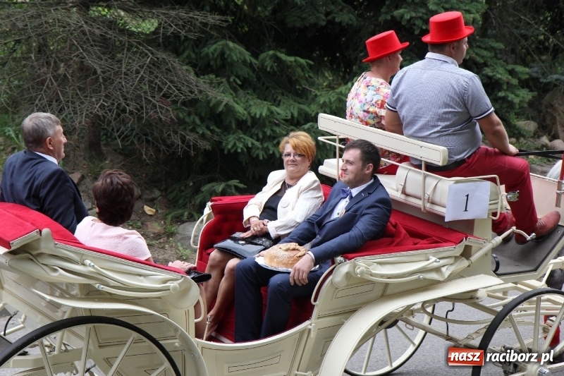 Zdjęcie w galerii na portalu naszraciborz.pl: U sąsiadów. Potężny korowód dożynkowy w Syryni wiadomości z regionu