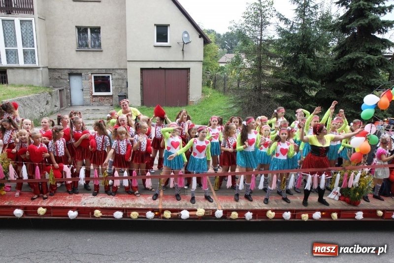 Zdjęcie w galerii na portalu naszraciborz.pl: U sąsiadów. Potężny korowód dożynkowy w Syryni wiadomości z regionu