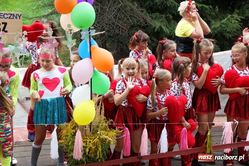 Zdjęcie w galerii na portalu naszraciborz.pl: U sąsiadów. Potężny korowód dożynkowy w Syryni wiadomości z regionu