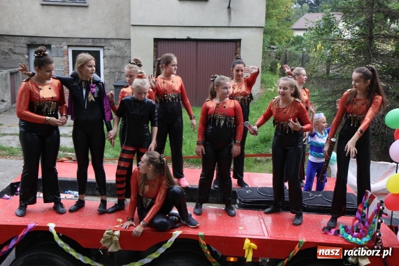 Zdjęcie w galerii na portalu naszraciborz.pl: U sąsiadów. Potężny korowód dożynkowy w Syryni wiadomości z regionu