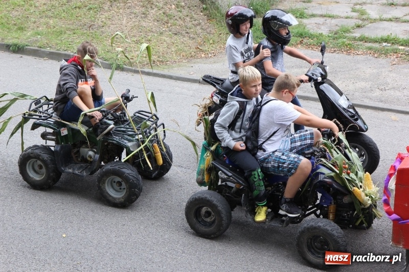 Zdjęcie w galerii na portalu naszraciborz.pl: U sąsiadów. Potężny korowód dożynkowy w Syryni wiadomości z regionu