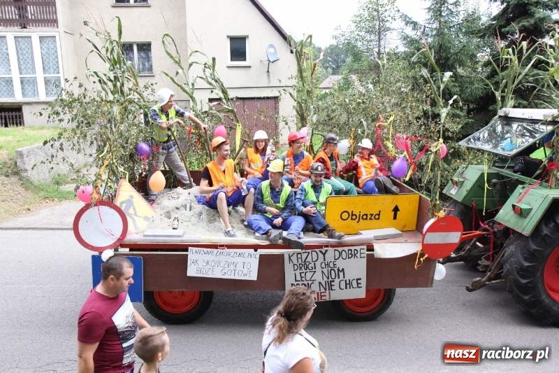 Zdjęcie w galerii na portalu naszraciborz.pl: U sąsiadów. Potężny korowód dożynkowy w Syryni wiadomości z regionu