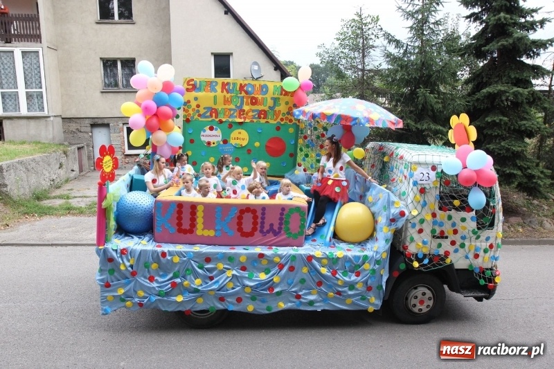 Zdjęcie w galerii na portalu naszraciborz.pl: U sąsiadów. Potężny korowód dożynkowy w Syryni wiadomości z regionu