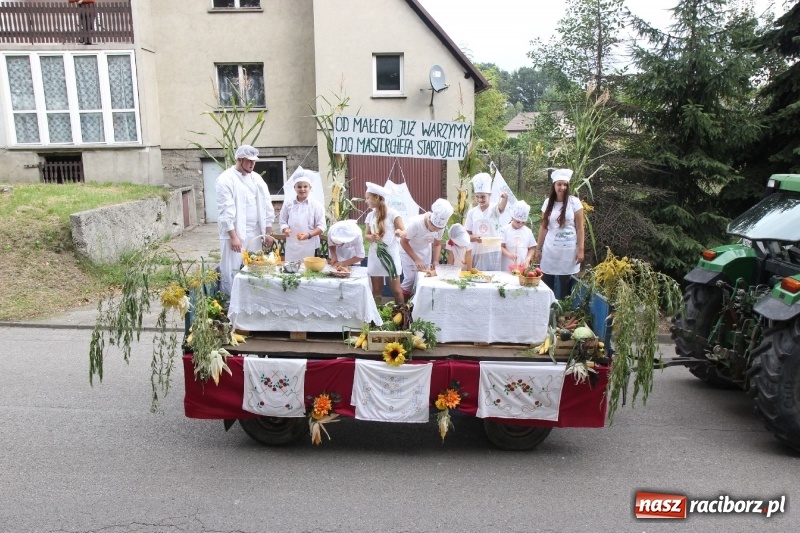 Zdjęcie w galerii na portalu naszraciborz.pl: U sąsiadów. Potężny korowód dożynkowy w Syryni wiadomości z regionu