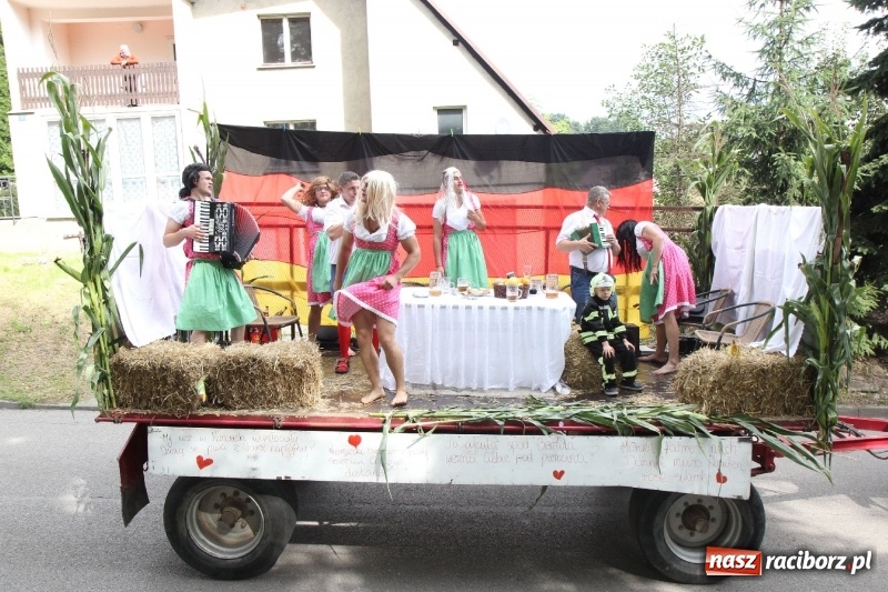 Zdjęcie w galerii na portalu naszraciborz.pl: U sąsiadów. Potężny korowód dożynkowy w Syryni wiadomości z regionu