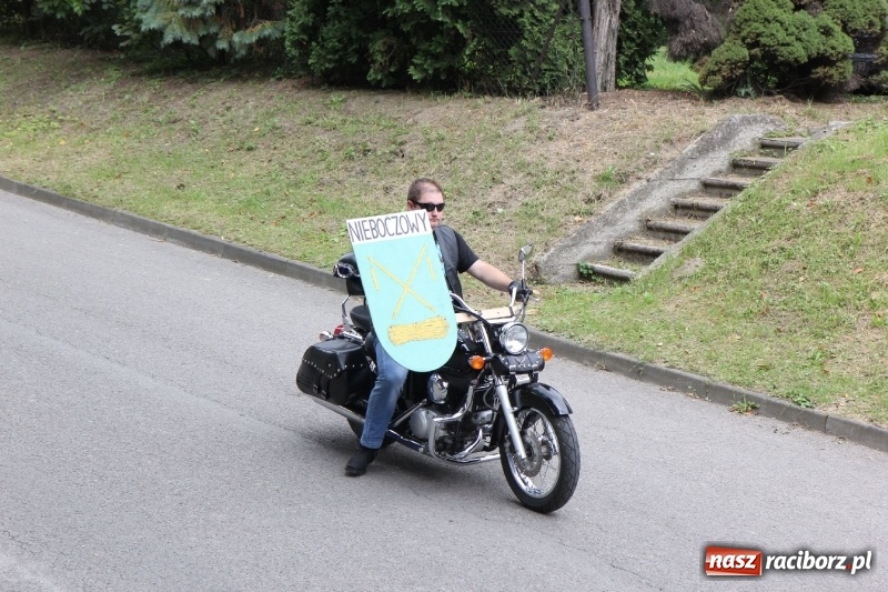 Zdjęcie w galerii na portalu naszraciborz.pl: U sąsiadów. Potężny korowód dożynkowy w Syryni wiadomości z regionu