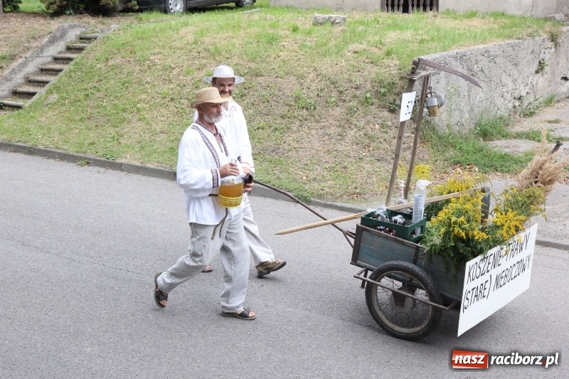 Zdjęcie w galerii na portalu naszraciborz.pl: U sąsiadów. Potężny korowód dożynkowy w Syryni wiadomości z regionu