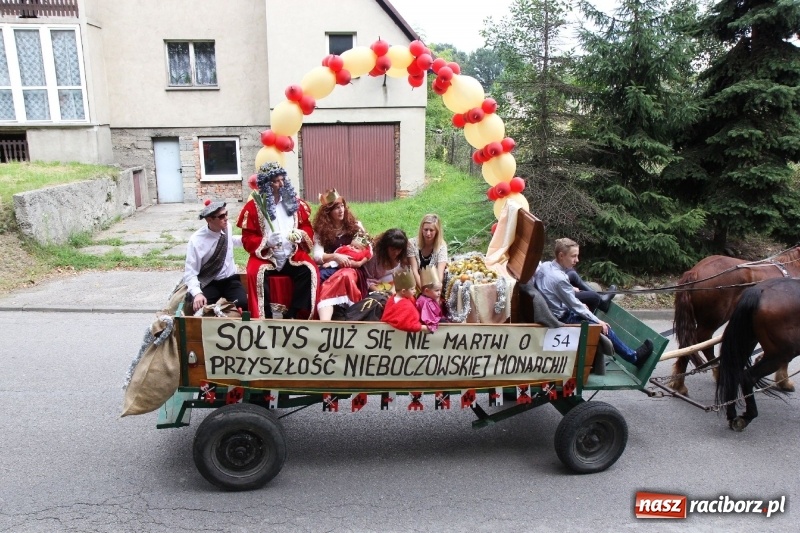 Zdjęcie w galerii na portalu naszraciborz.pl: U sąsiadów. Potężny korowód dożynkowy w Syryni wiadomości z regionu