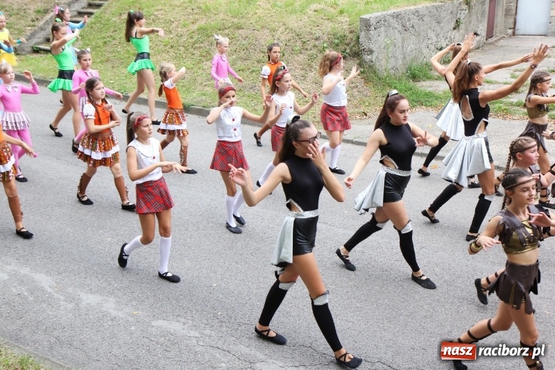 Zdjęcie w galerii na portalu naszraciborz.pl: U sąsiadów. Potężny korowód dożynkowy w Syryni wiadomości z regionu