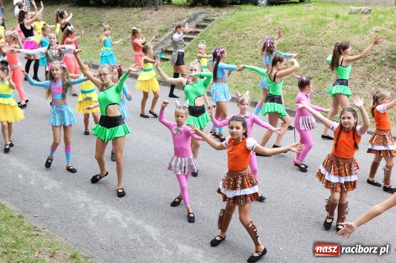 Zdjęcie w galerii na portalu naszraciborz.pl: U sąsiadów. Potężny korowód dożynkowy w Syryni wiadomości z regionu