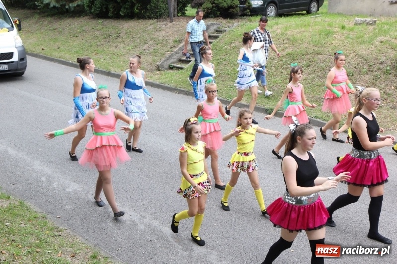 Zdjęcie w galerii na portalu naszraciborz.pl: U sąsiadów. Potężny korowód dożynkowy w Syryni wiadomości z regionu