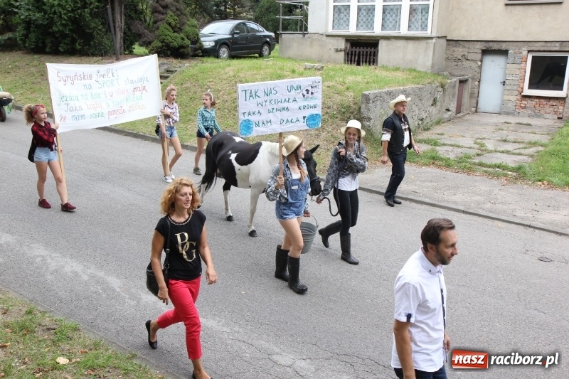 Zdjęcie w galerii na portalu naszraciborz.pl: U sąsiadów. Potężny korowód dożynkowy w Syryni wiadomości z regionu