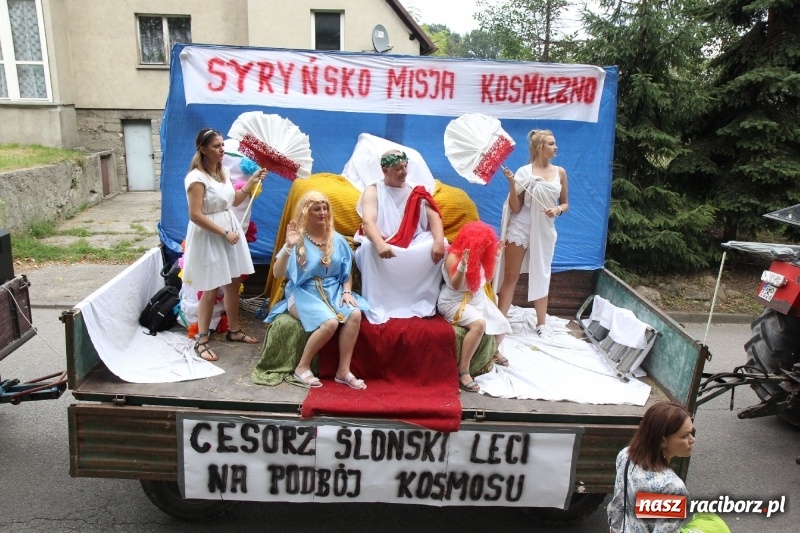 Zdjęcie w galerii na portalu naszraciborz.pl: U sąsiadów. Potężny korowód dożynkowy w Syryni wiadomości z regionu