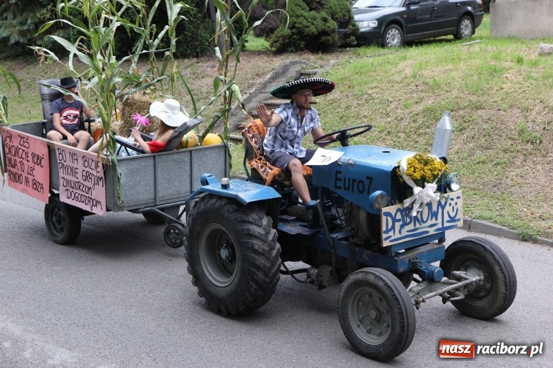 Zdjęcie w galerii na portalu naszraciborz.pl: U sąsiadów. Potężny korowód dożynkowy w Syryni wiadomości z regionu