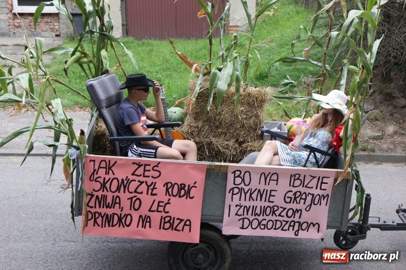 Zdjęcie w galerii na portalu naszraciborz.pl: U sąsiadów. Potężny korowód dożynkowy w Syryni wiadomości z regionu