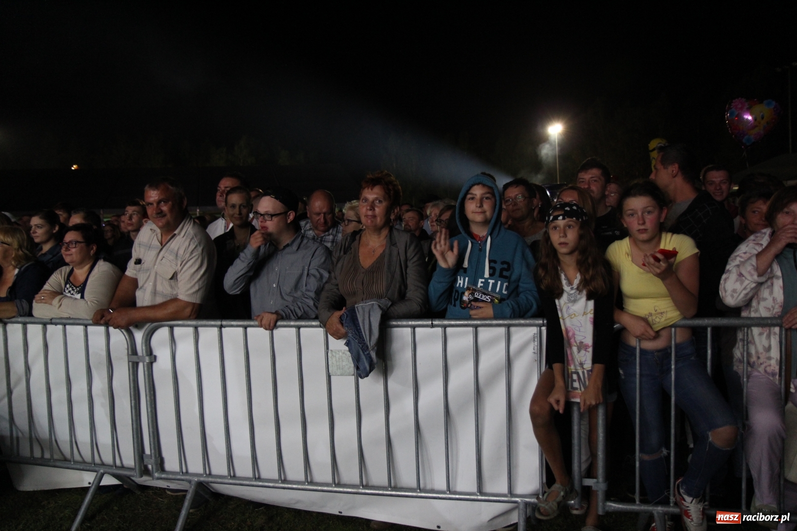 Zdjęcie w galerii na portalu naszraciborz.pl: Golec uOrkiestra na finał dożynek w Syryni. Golcowie porwali publiczność do zabawy! wiadomości z regionu
