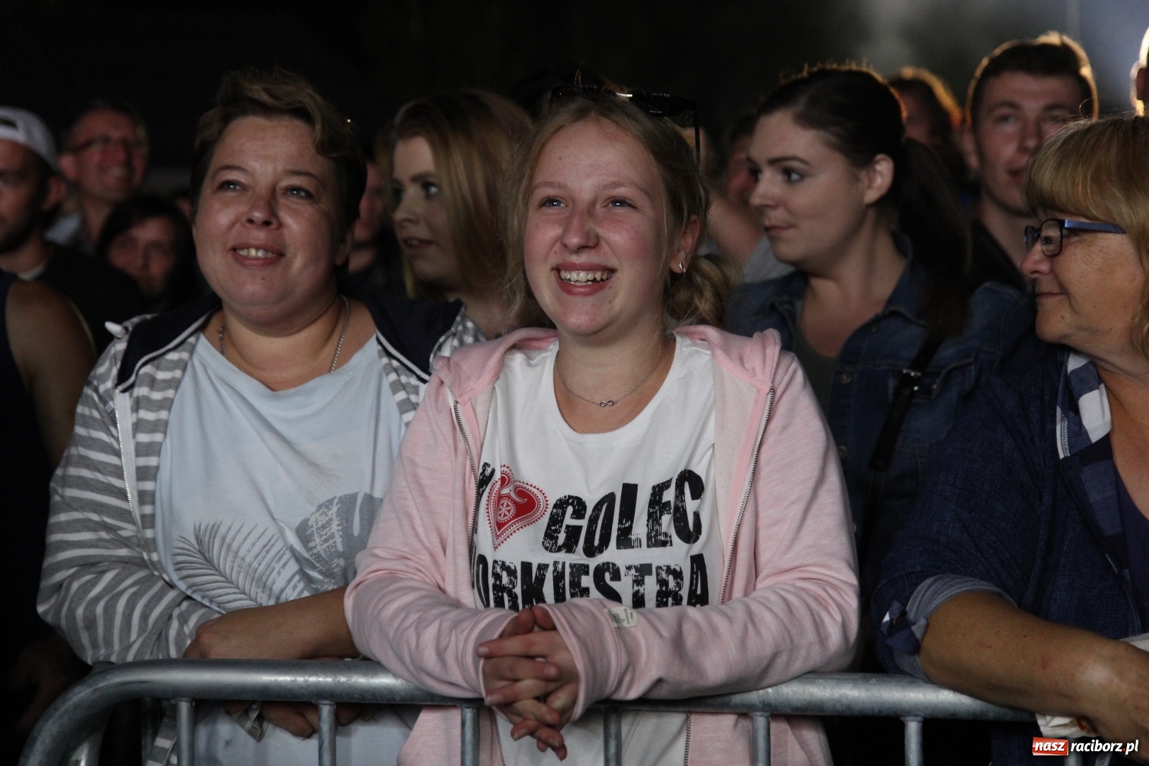 Zdjęcie w galerii na portalu naszraciborz.pl: Golec uOrkiestra na finał dożynek w Syryni. Golcowie porwali publiczność do zabawy! wiadomości z regionu