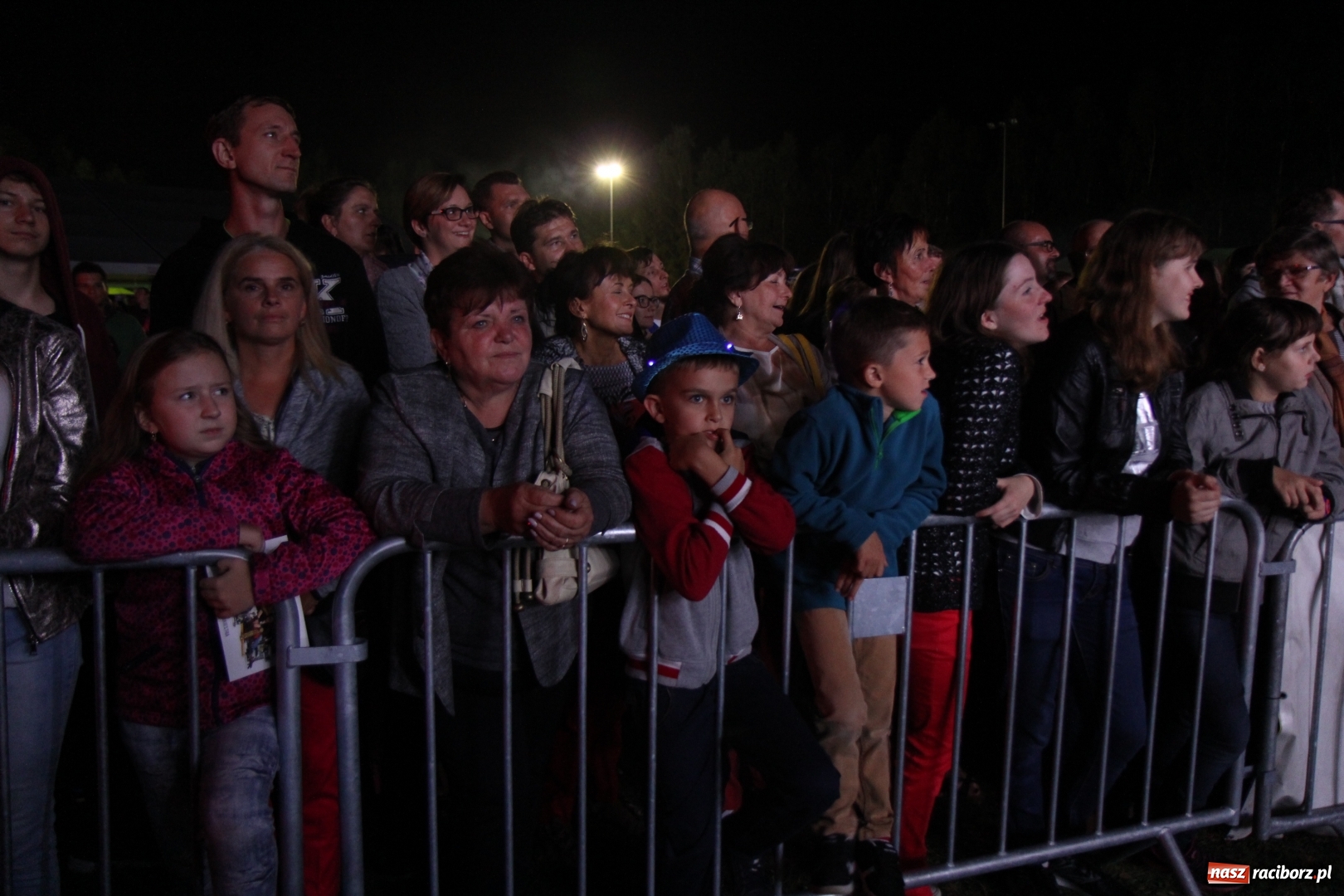 Zdjęcie w galerii na portalu naszraciborz.pl: Golec uOrkiestra na finał dożynek w Syryni. Golcowie porwali publiczność do zabawy! wiadomości z regionu