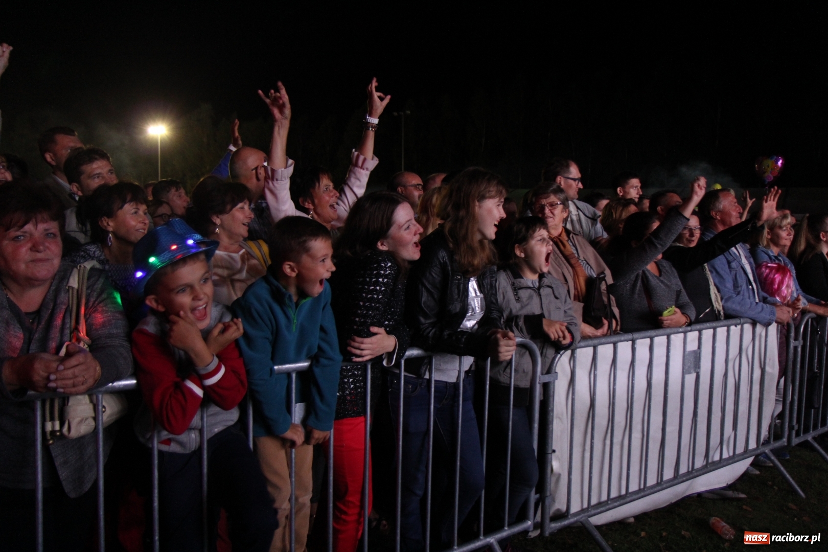 Zdjęcie w galerii na portalu naszraciborz.pl: Golec uOrkiestra na finał dożynek w Syryni. Golcowie porwali publiczność do zabawy! wiadomości z regionu