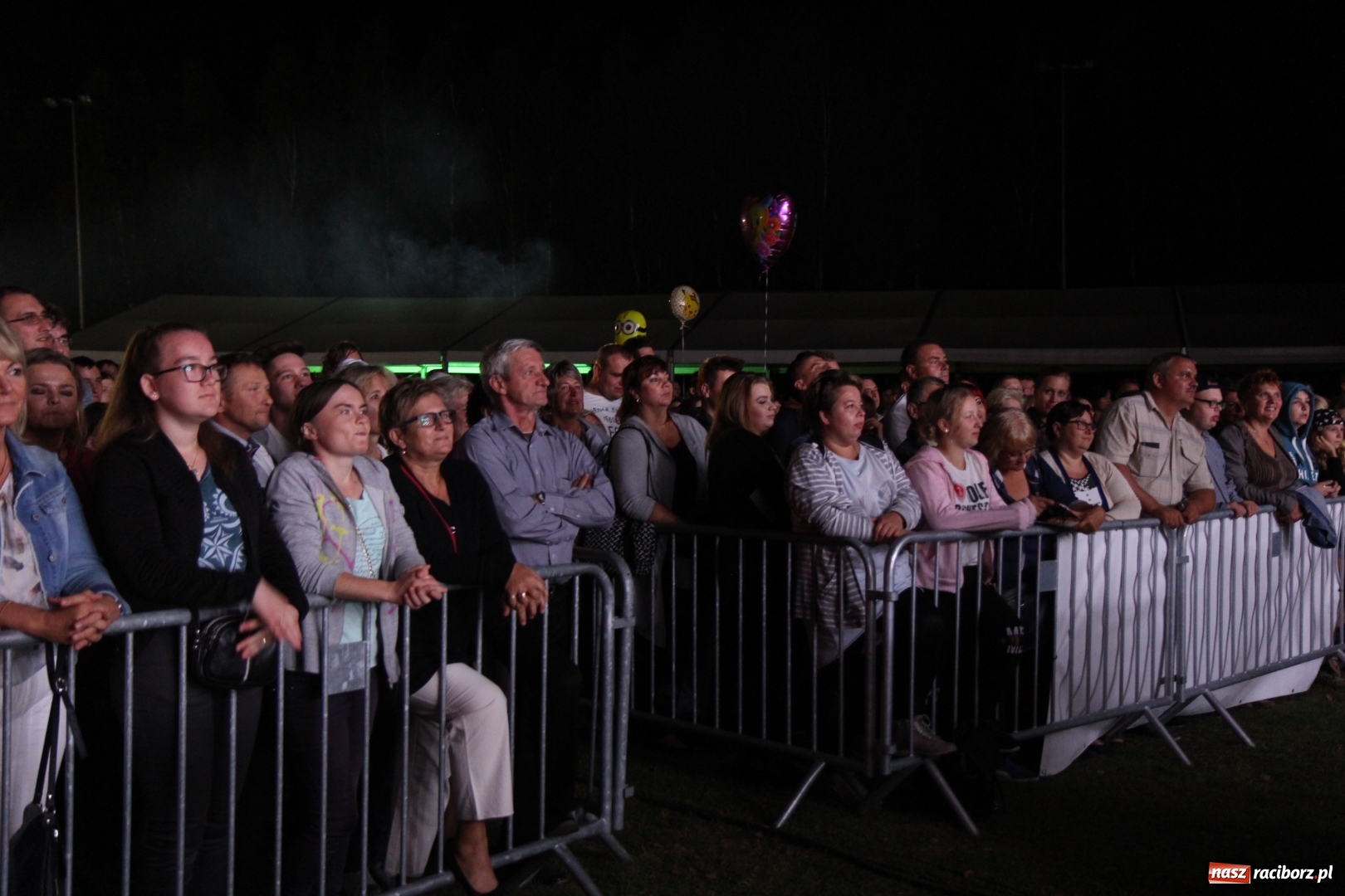 Zdjęcie w galerii na portalu naszraciborz.pl: Golec uOrkiestra na finał dożynek w Syryni. Golcowie porwali publiczność do zabawy! wiadomości z regionu