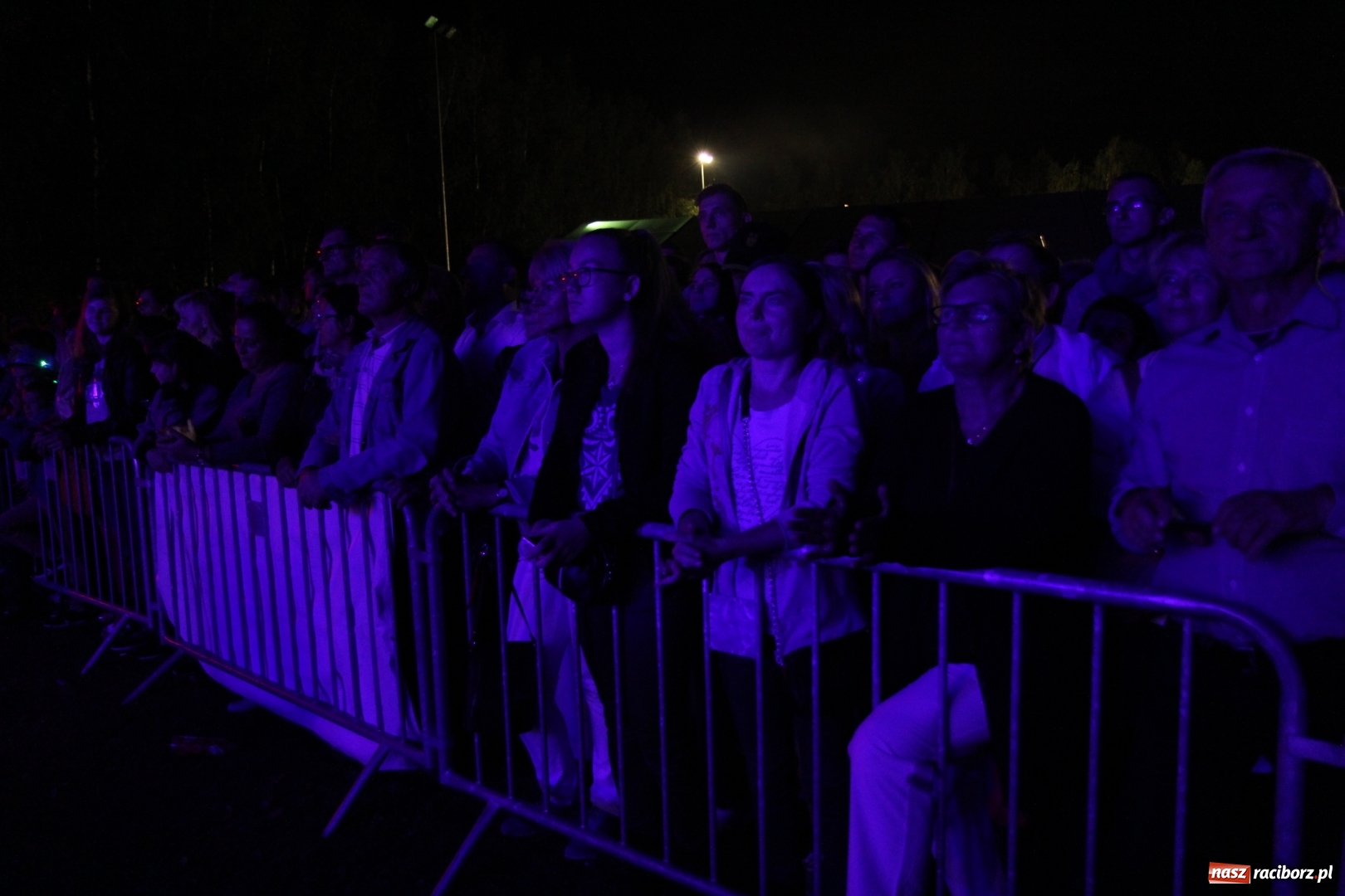 Zdjęcie w galerii na portalu naszraciborz.pl: Golec uOrkiestra na finał dożynek w Syryni. Golcowie porwali publiczność do zabawy! wiadomości z regionu