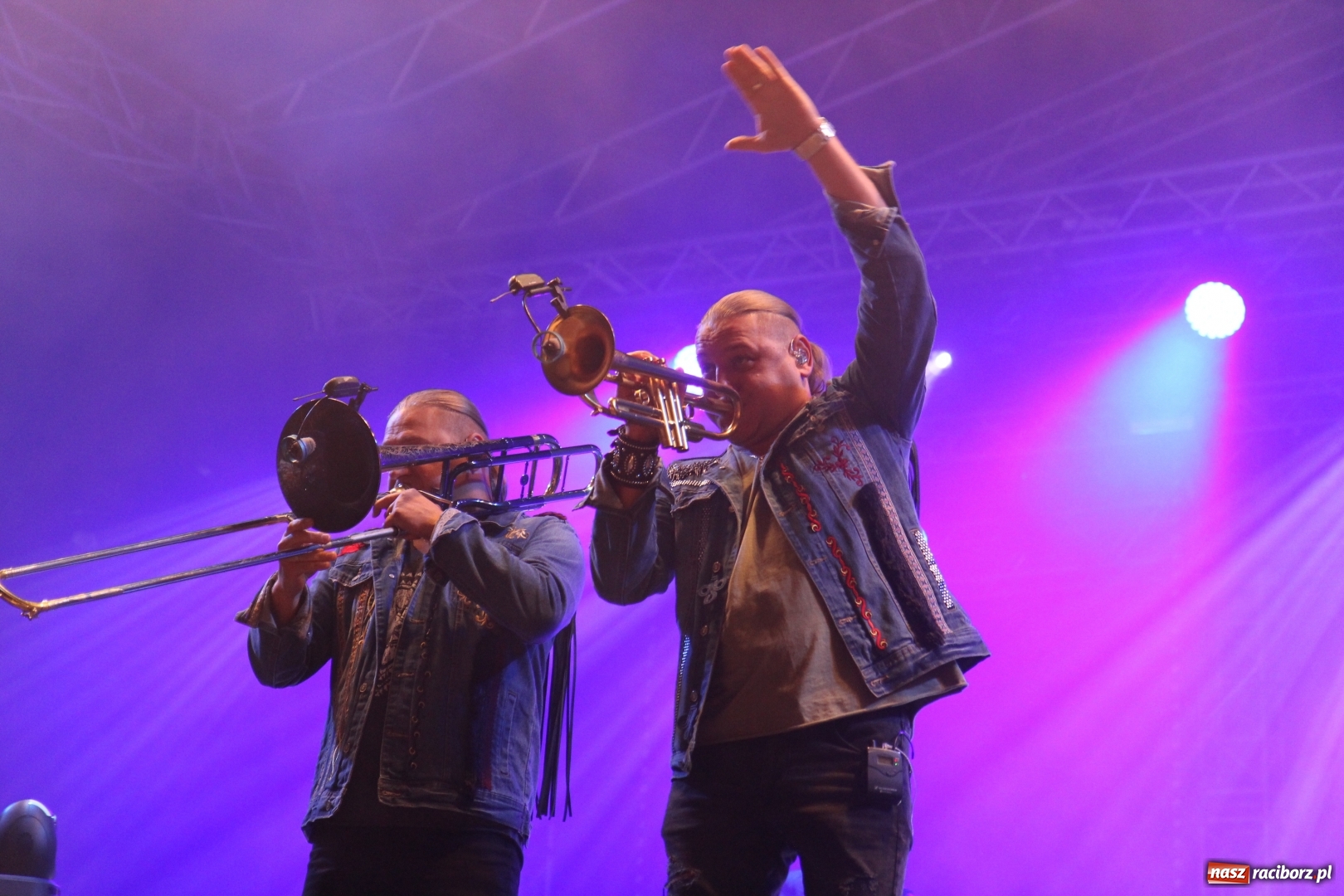 Zdjęcie w galerii na portalu naszraciborz.pl: Golec uOrkiestra na finał dożynek w Syryni. Golcowie porwali publiczność do zabawy! wiadomości z regionu