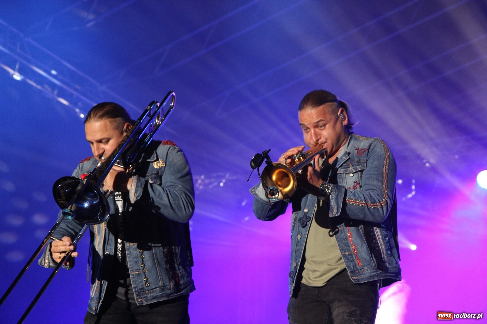Zdjęcie w galerii na portalu naszraciborz.pl: Golec uOrkiestra na finał dożynek w Syryni. Golcowie porwali publiczność do zabawy! wiadomości z regionu
