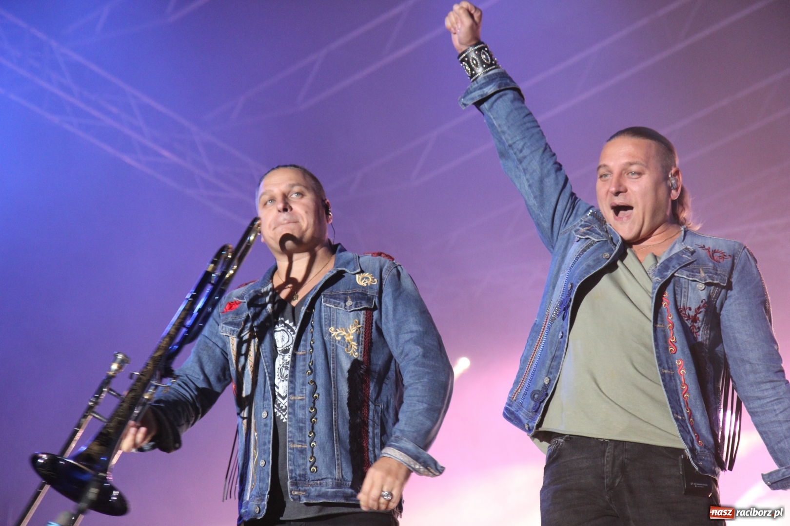 Zdjęcie w galerii na portalu naszraciborz.pl: Golec uOrkiestra na finał dożynek w Syryni. Golcowie porwali publiczność do zabawy! wiadomości z regionu
