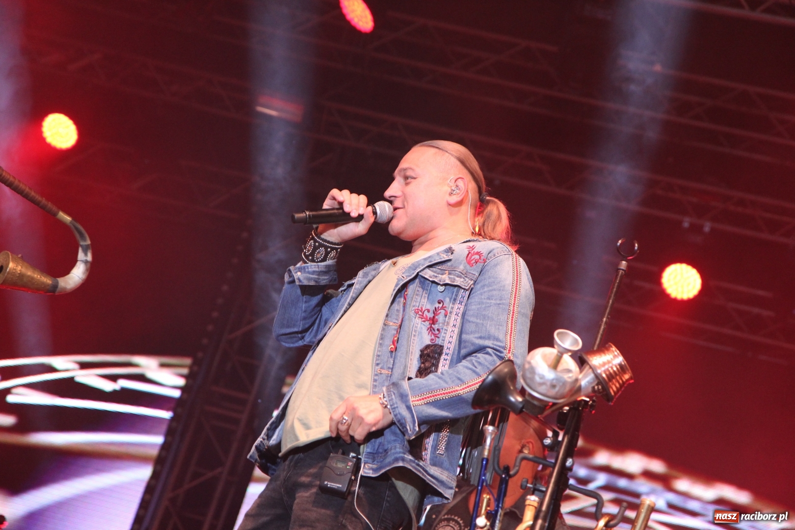 Zdjęcie w galerii na portalu naszraciborz.pl: Golec uOrkiestra na finał dożynek w Syryni. Golcowie porwali publiczność do zabawy! wiadomości z regionu